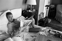 Bob Willoughby (1927-2009) - Jean Seberg feuillette le journal au lit pendant le tournage du film "Bonjour Tristesse" en France, 1957-sq