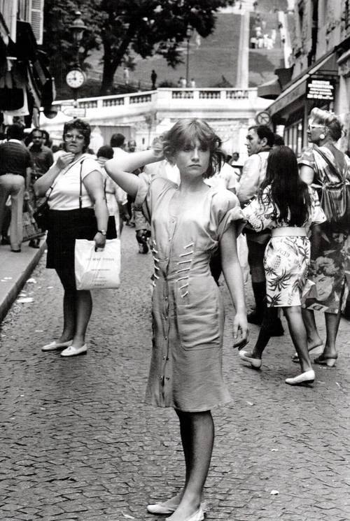 Robert Doisneau-Isabelle Huppert dans les rues de Montmartre-Paris-1985
