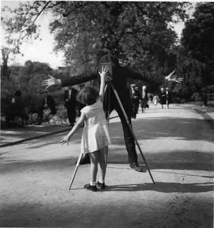 Robert Doisneau - La petite Monique, Paris, 1934